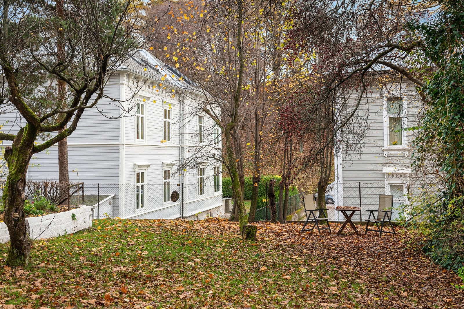 Hagen har gressplen, diverse beplantninger og trær. Galleribilde