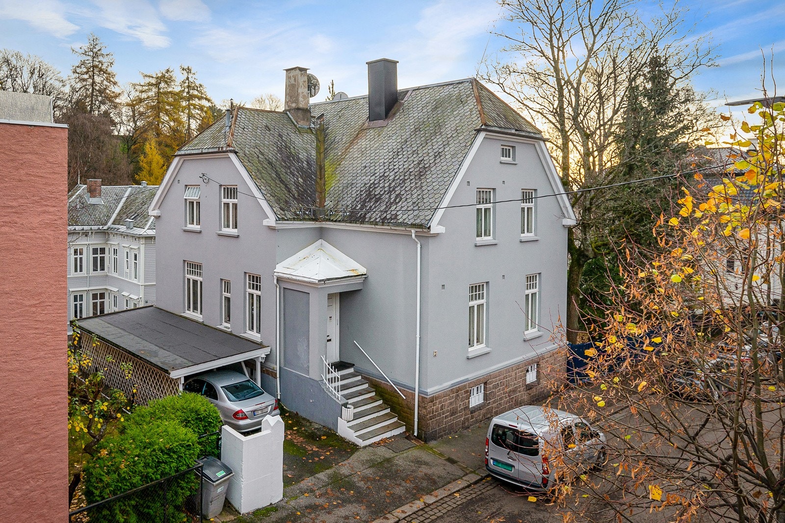 Det er parkering i carport. Galleribilde