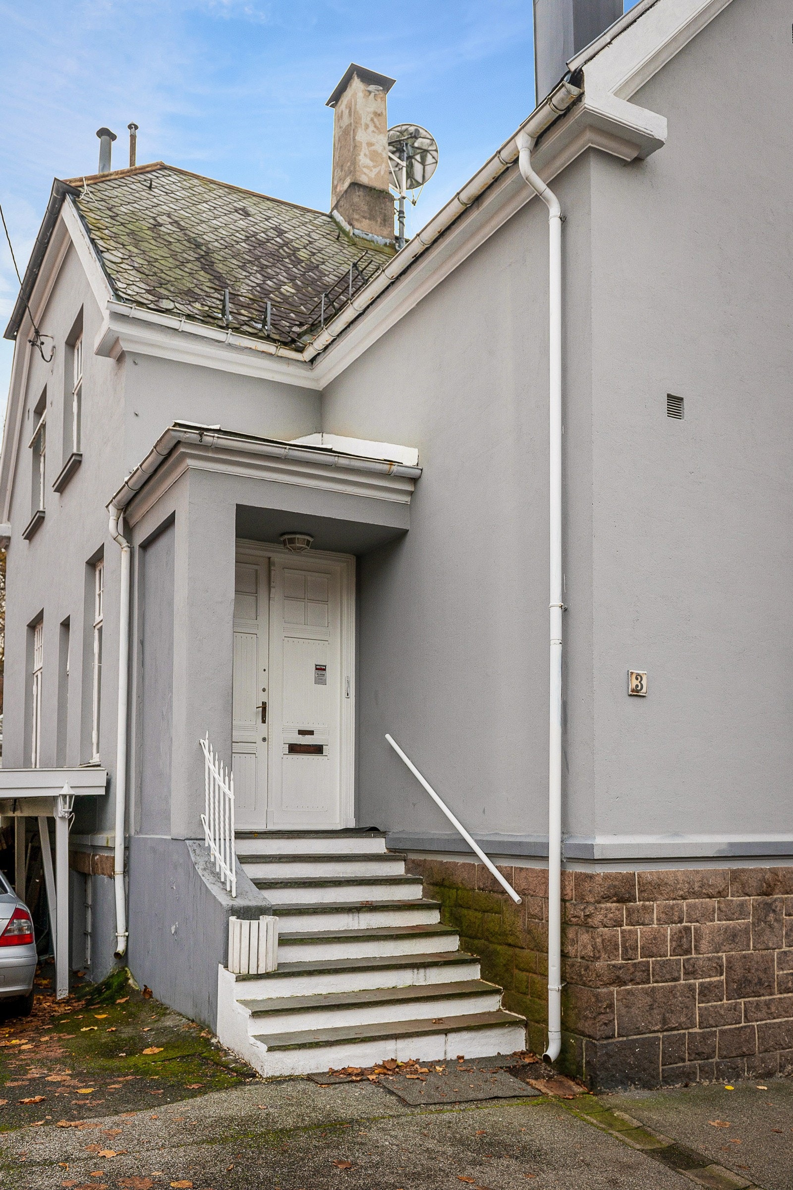 Boligen har adkomst via et pent, overbygget inngangsparti med trapp. Galleribilde