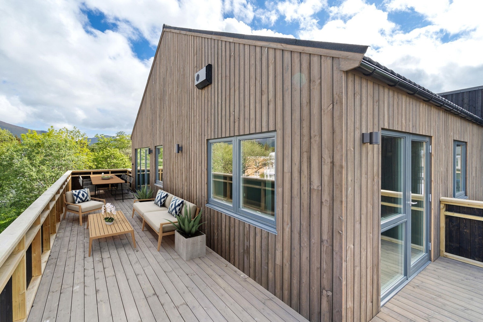 Terrassen er på hele 43 m². Da den går over to sider får du maksimalt ut av solforholdene. Galleribilde