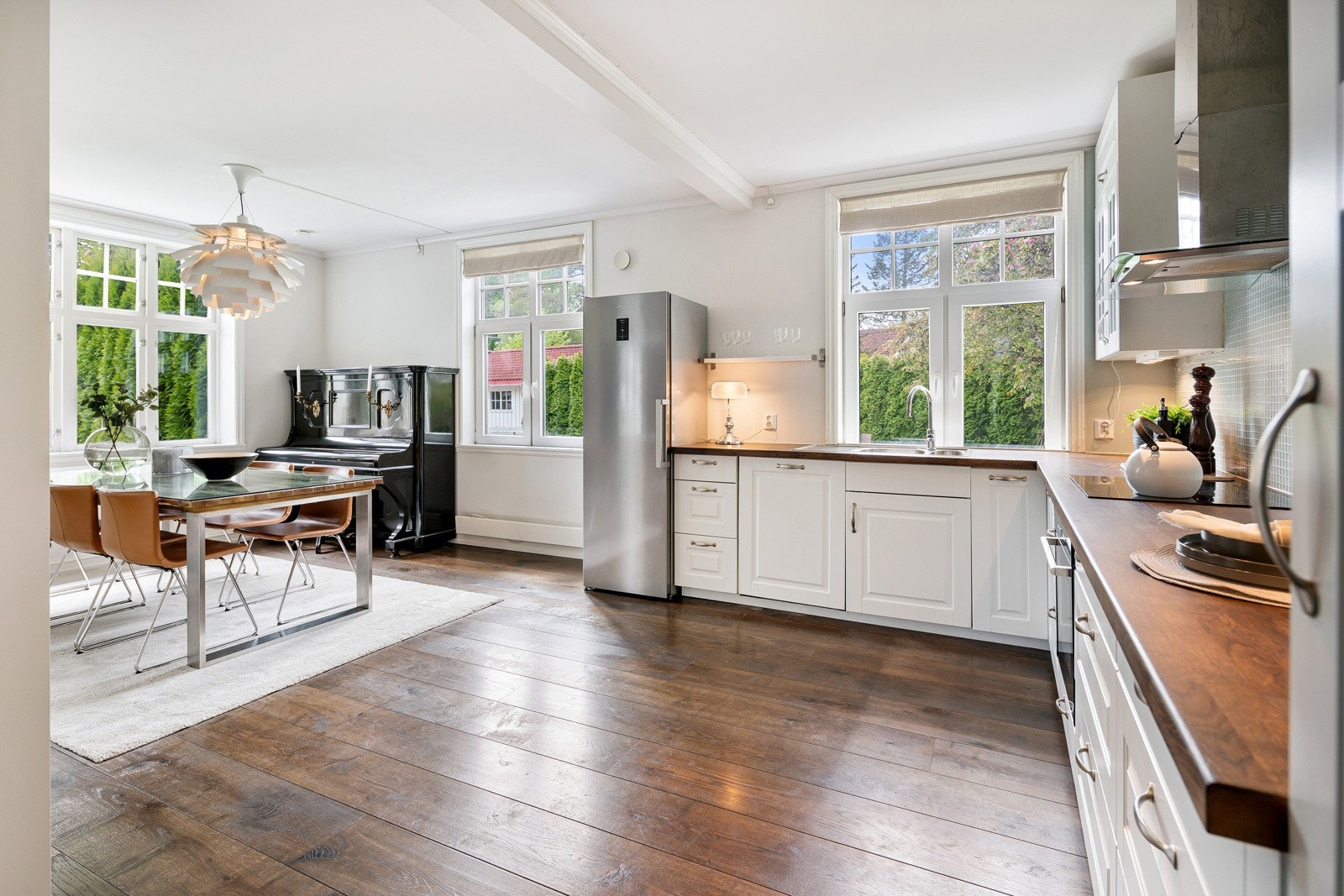 Kjøkkenet ligger i åpen løsning med spisestuen, slik at det hele blir et stort allrom med plass til langbord. Sistnevnte legger til rette for alt fra en rolig kopp kaffe til større måltider og samlinger. Galleribilde