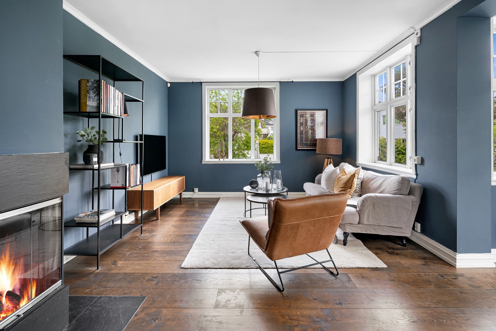 Stuen har god plass for sittegrupper og tv-møblement. En lekker peis skaper ekstra varme og hygge på kjølige dager. Galleribilde