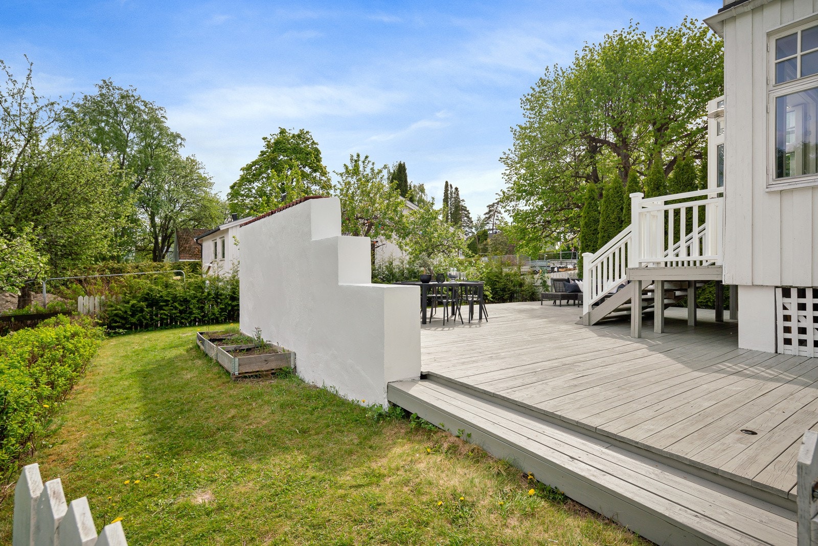 Det er rikelig med plass for ulike typer sittegrupper, og solforholdene er gode så det er bare å slå opp solstolene. Galleribilde