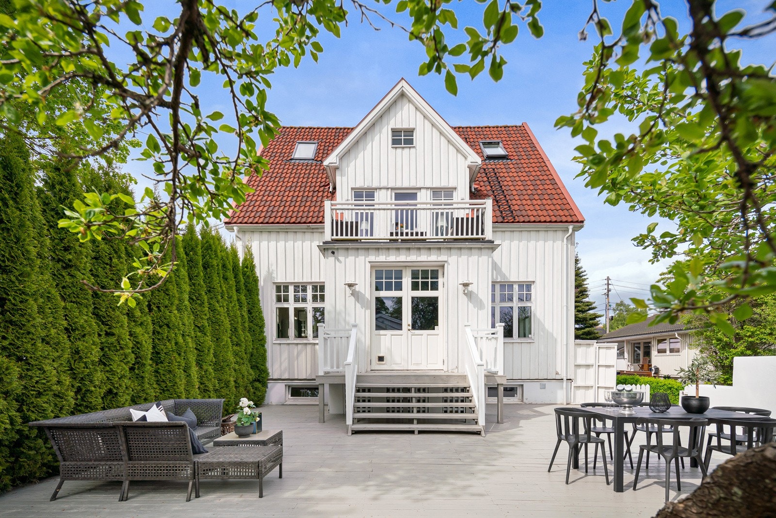 Terrassen innbyr til grilling, middagsgjester og sosiale samlinger med venner. Det er rikelig med plass for ulike typer sittegrupper, og solforholdene er gode så det er bare å slå opp solstolene. Galleribilde