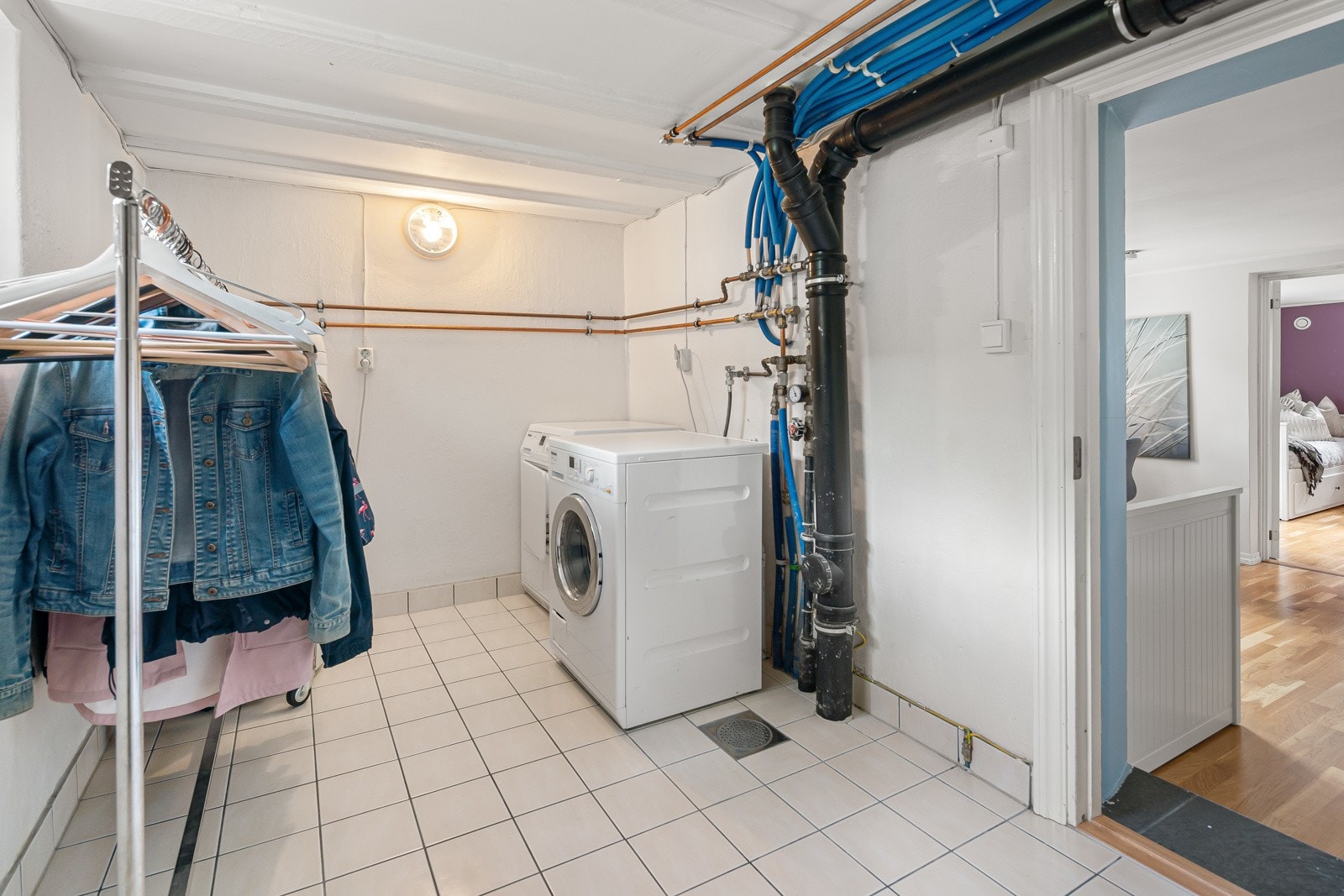 Vaskerommet (byggemeldt som bod) ligger også i underetasjen. Vaskerommet har lyse gulvfliser og veggen er malt i en lys farge. Rommet har opplegg for vaskemaskin og tørketrommel. Galleribilde