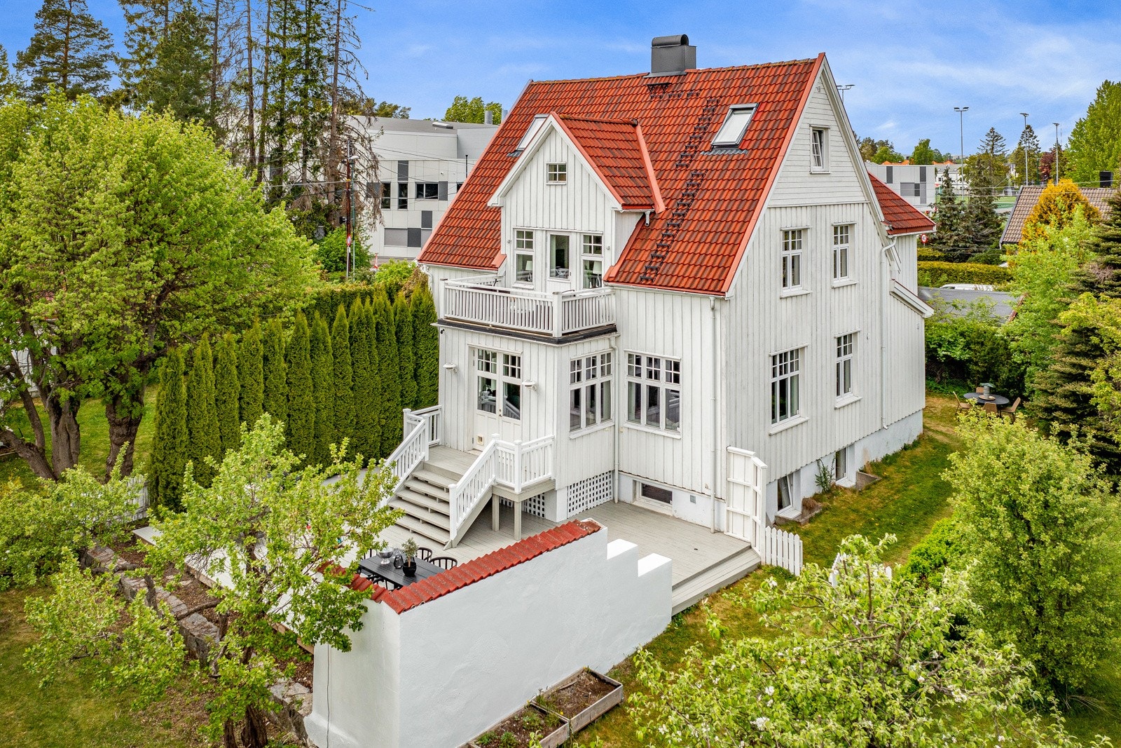 Eiendommen har gode solforhold, og er pent opparbeidet med hvitmalt stakitt, hekk, plenareal, trær og frodige beplantninger. Galleribilde