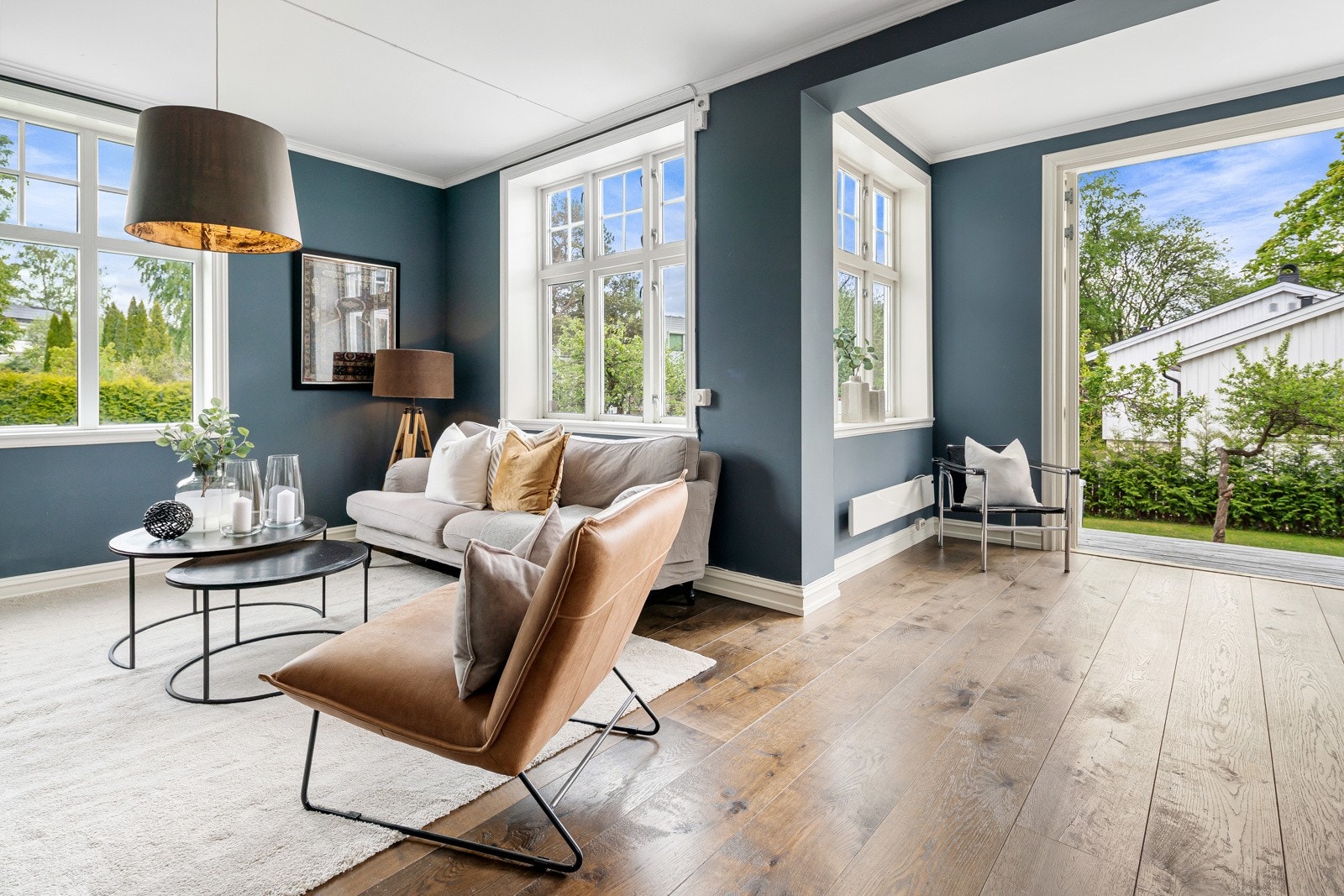 Det er bred åpning mot spisestuen og til en innebygget veranda som gir en fin forlengelse av rommet. Galleribilde