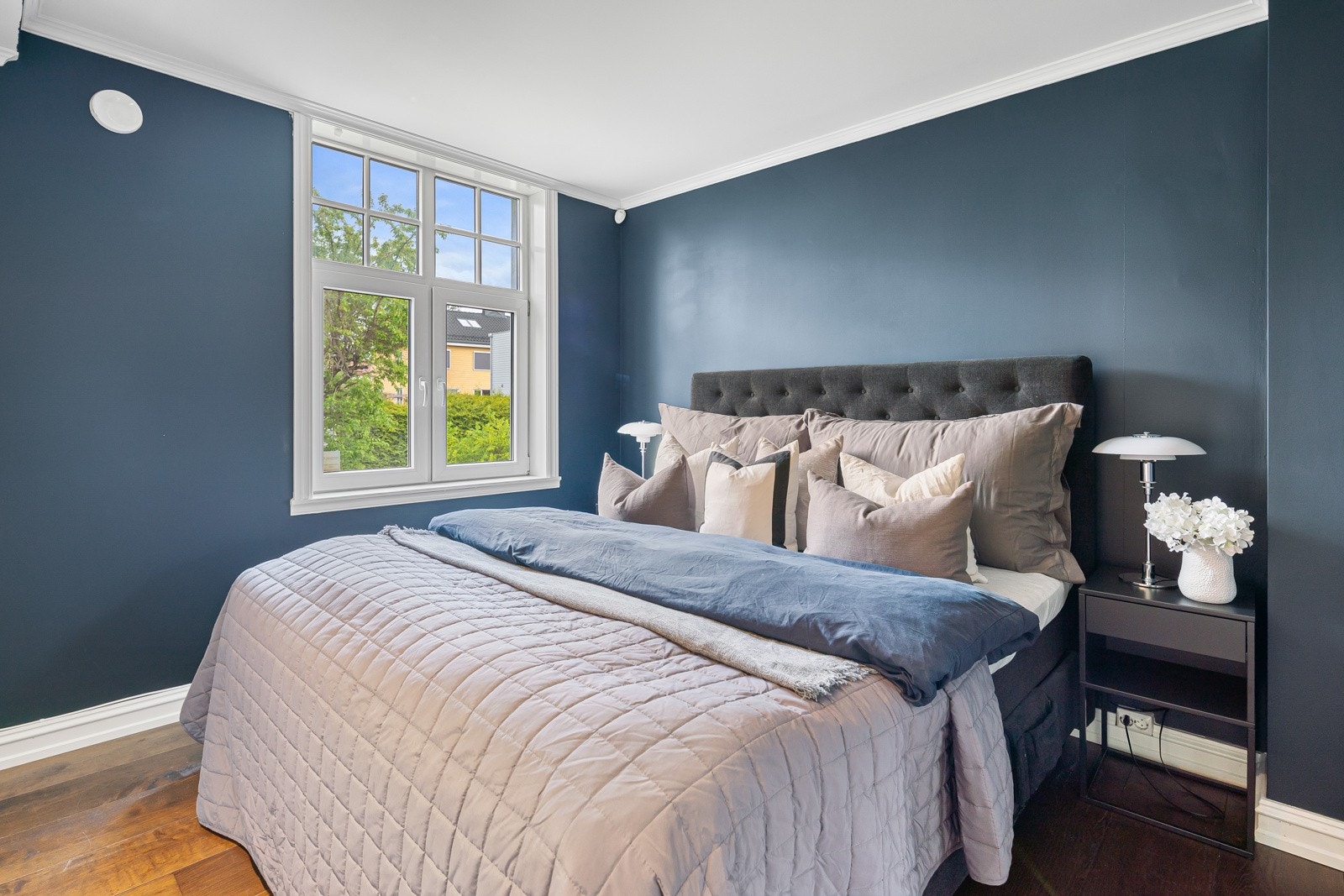 Soverommene er malt i tidsriktige farger og master bedroom ligger i første etasje. Galleribilde