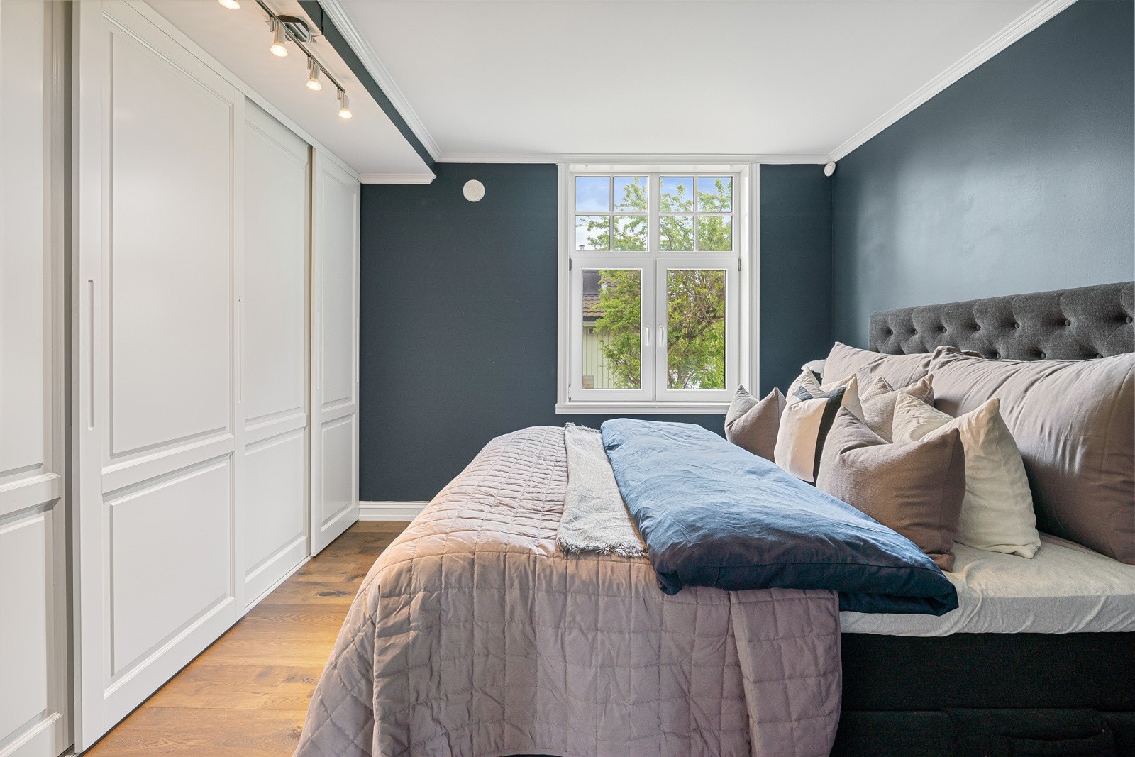Her er det plass til nattbord ved sengeplassen og det er satt inn en bred skyvedørsgarderobe med belysning. Gulvet har solid eikeparkett. Galleribilde