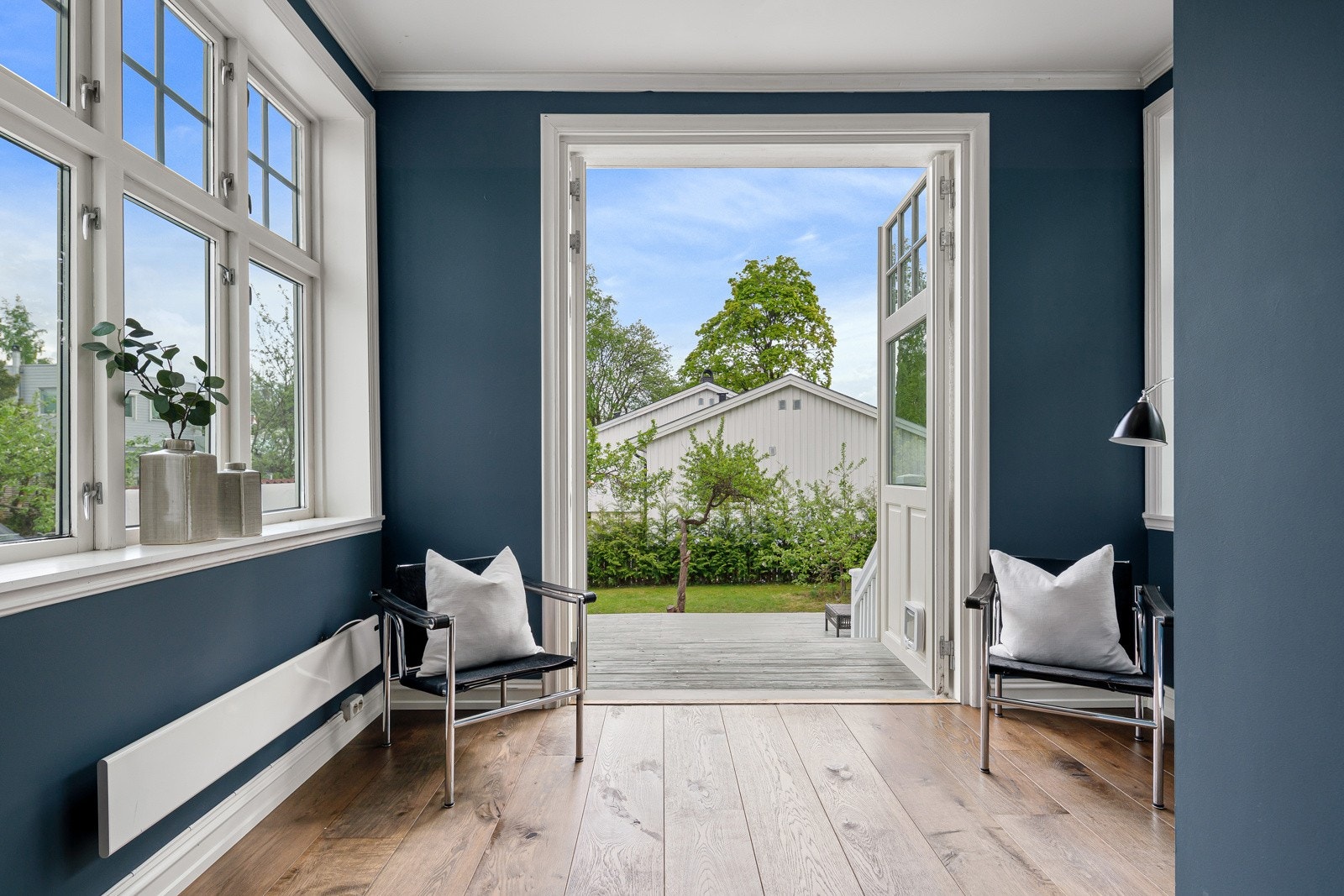 Fra verandaen går det tofløyet dør til terrasse og hage. Galleribilde