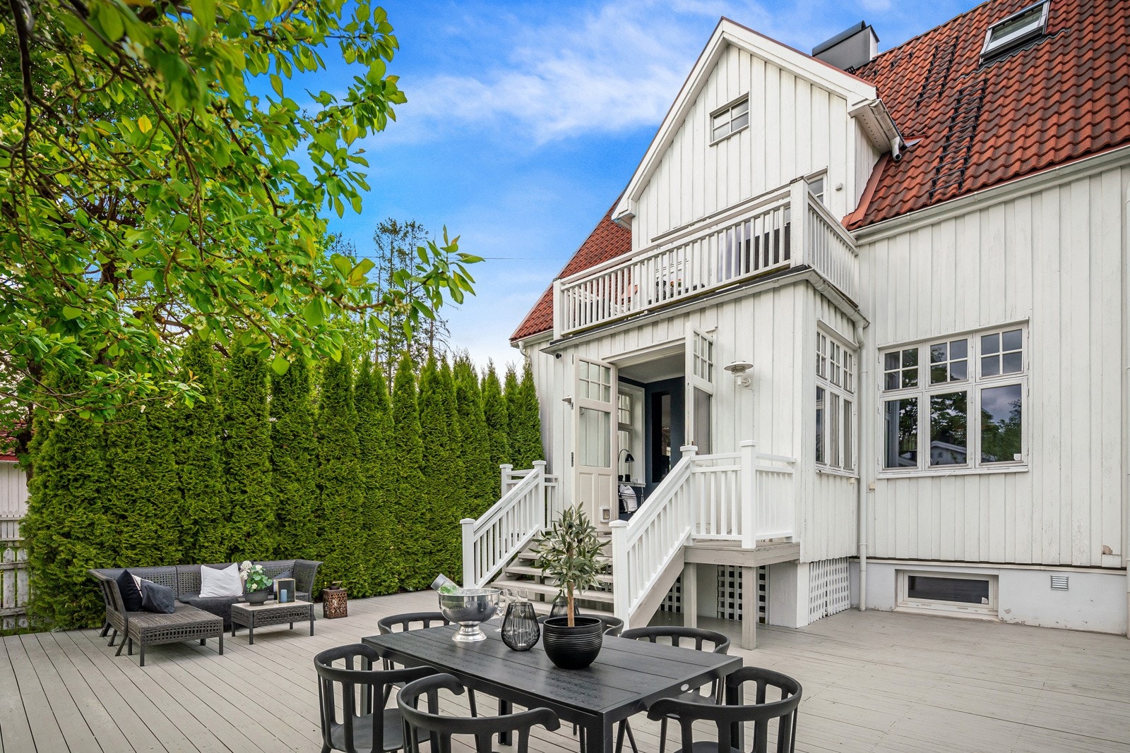 Det hele svært så velstelt og idyllisk. Adkomst og gårdsplass foran garasjen er singlet og det er anlagt en storslått markterrasse med adkomst fra både hagen og boligen. Galleribilde