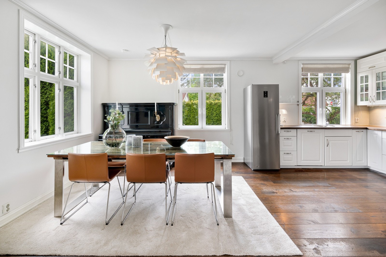 Kjøkkenet ligger i åpen løsning med spisestuen, slik at det hele blir et stort allrom med plass til langbord. Galleribilde