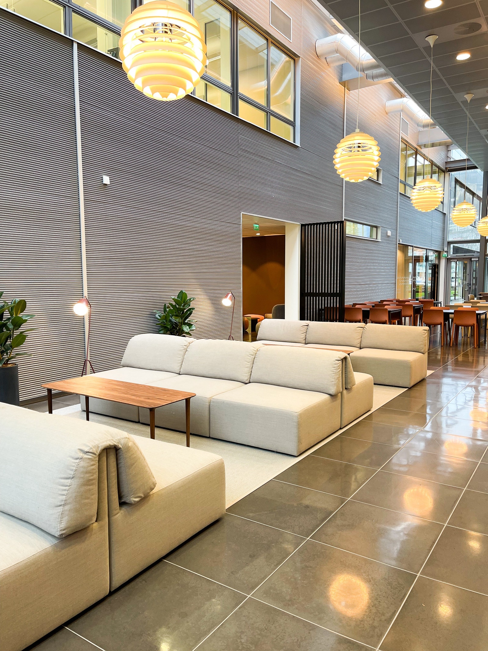 Byggets kantine og fellesarealer er nylig oppgradert Galleribilde