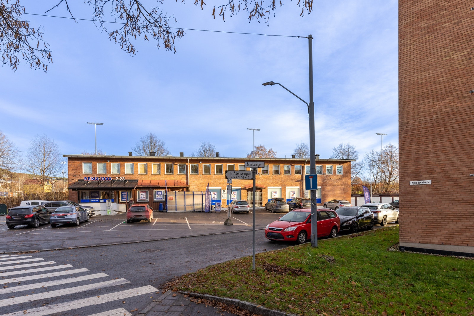 Rema 1000 er leietaker i første etasje og i andre etasje er det diverse servicetilbud Galleribilde