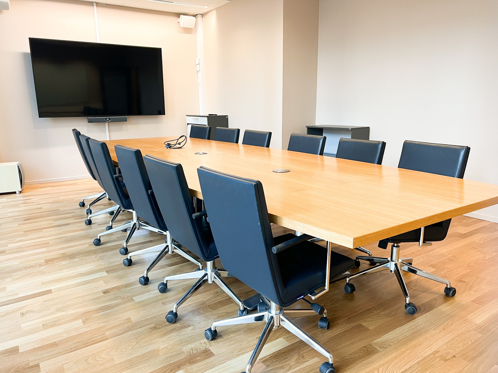 Felles møteromssenter. Fem moderne møterom av ulik størrelse som man enkelt booker via PLUSS-appen. Galleribilde