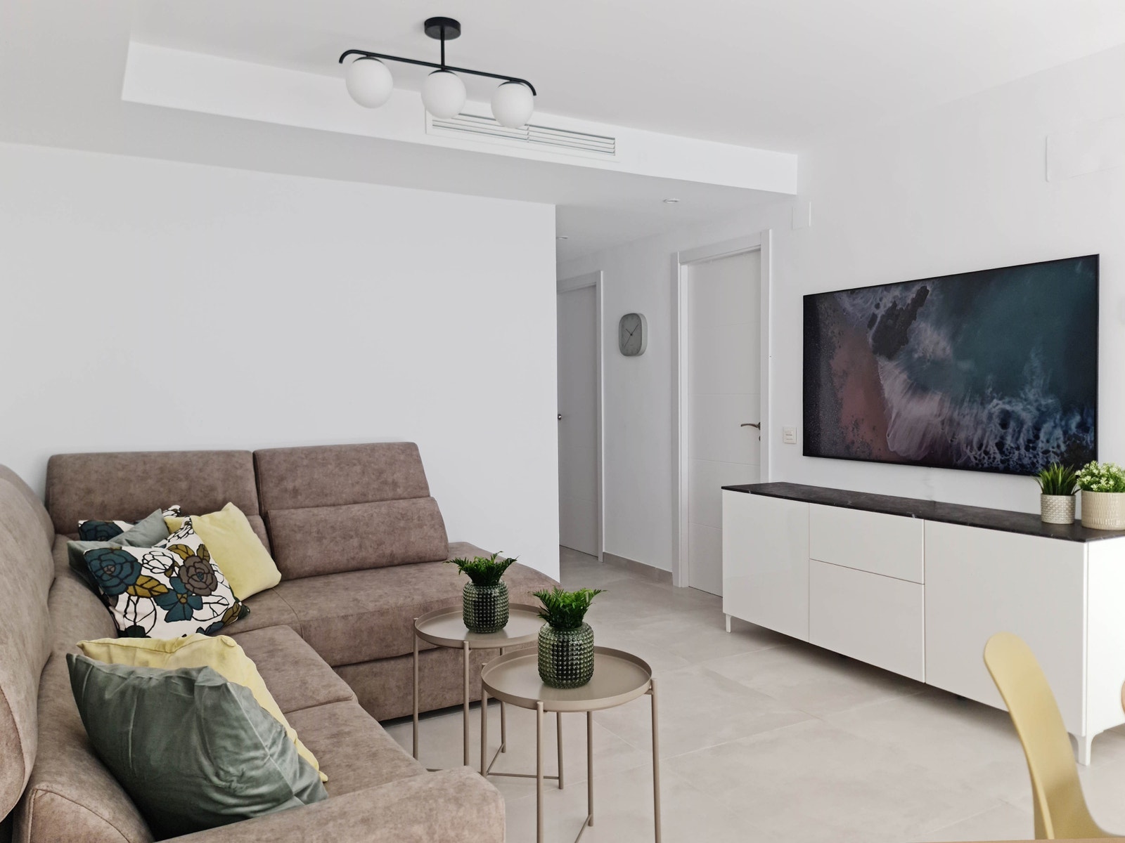 Koselig stue med 65 smart tv Galleribilde