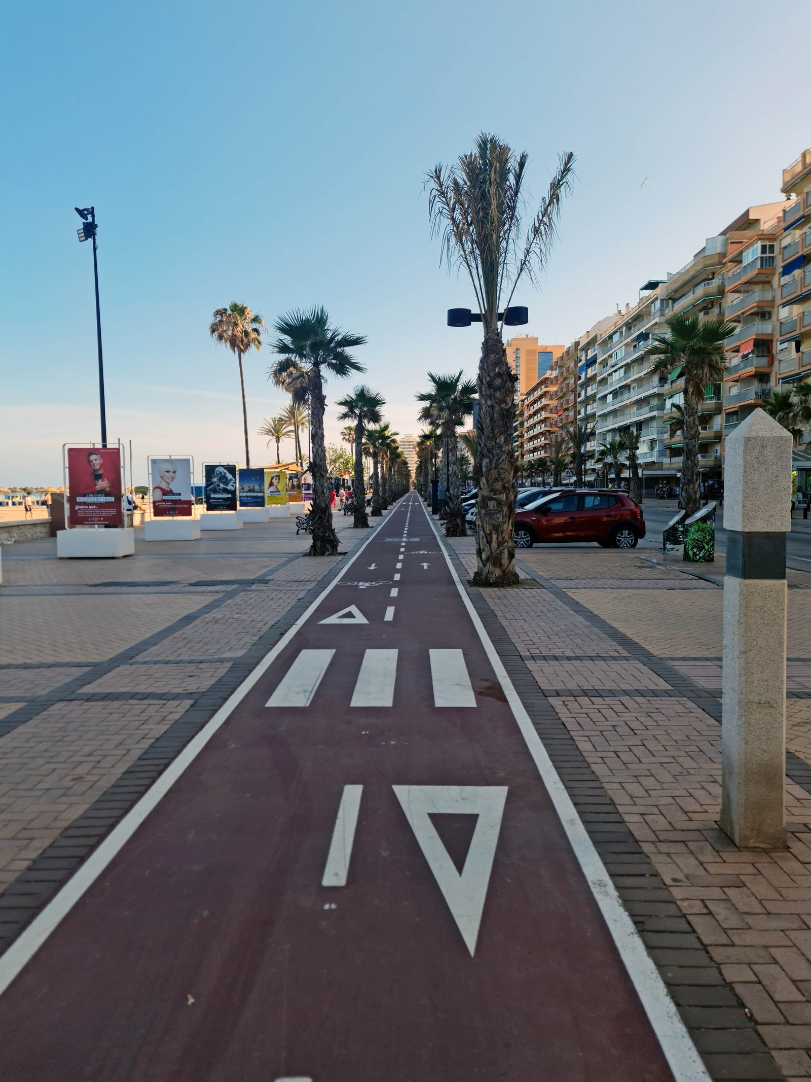 Flotte sykkel og gangveier langs stranden Galleribilde