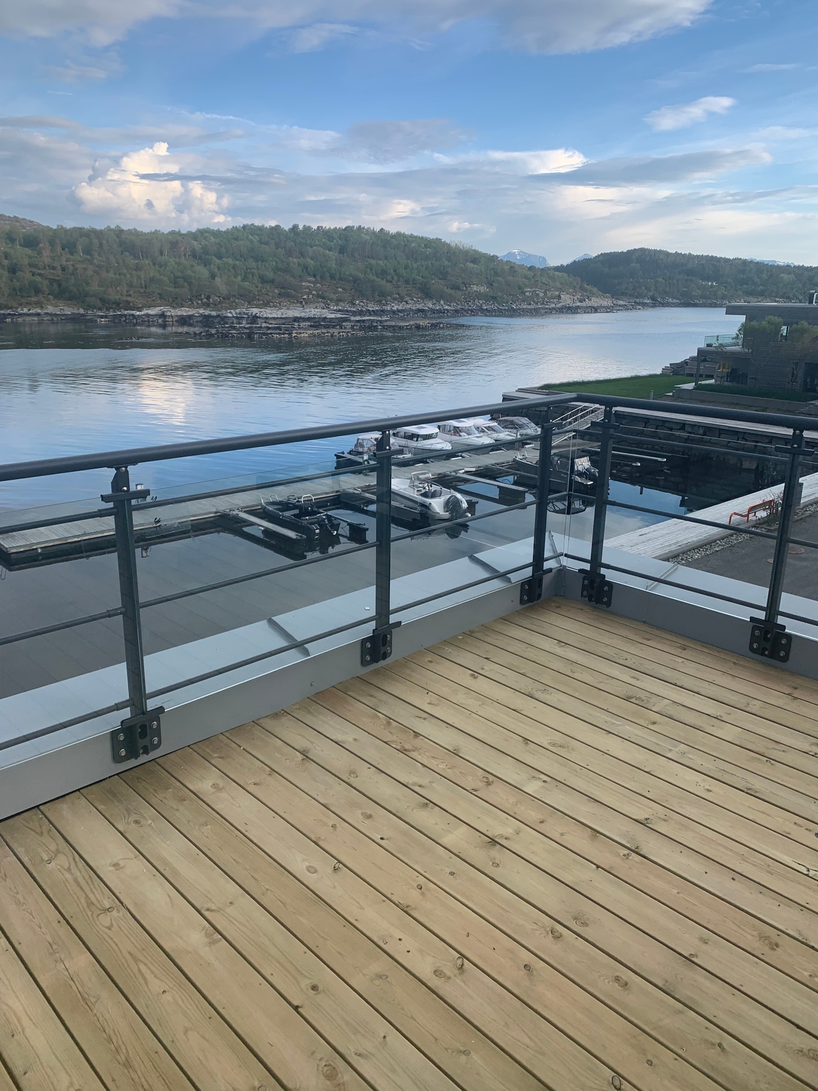 Utsikt mot innseilingen til Lesundet fra takterrasse Galleribilde