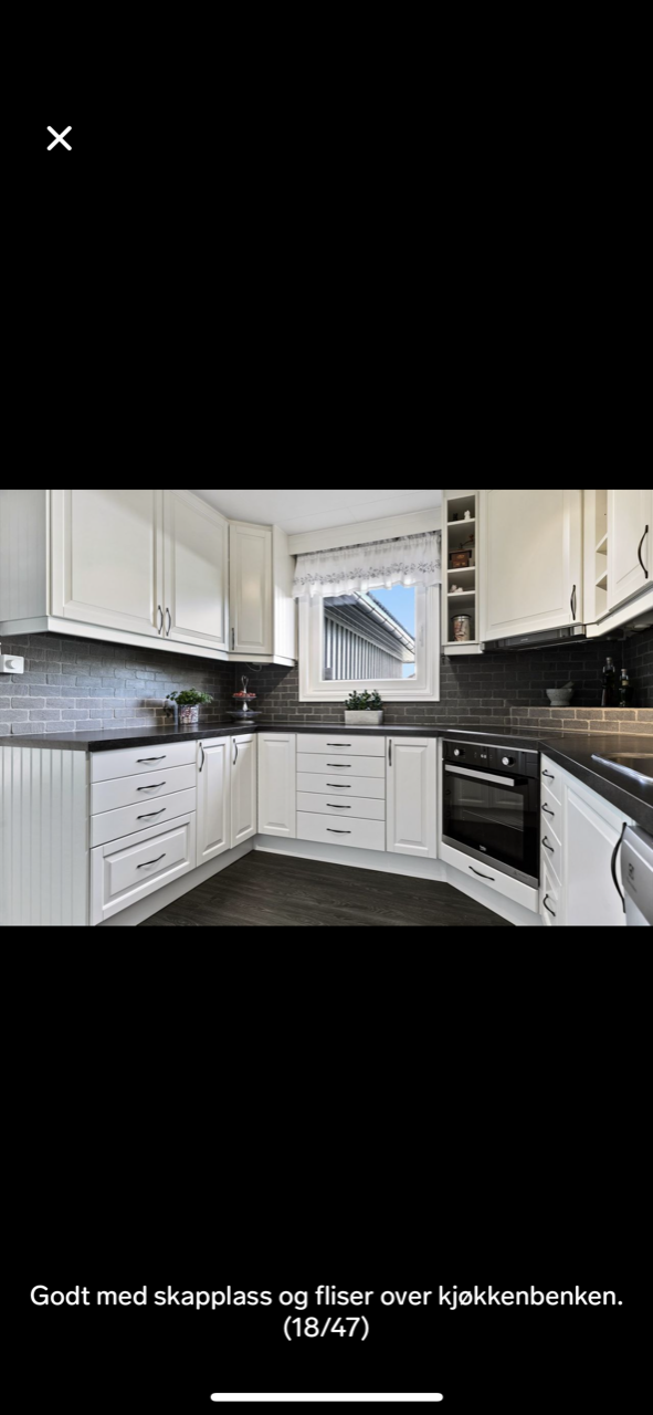 Kjøkken med komfyr, kjøleskap og oppvaskmaskin Galleribilde