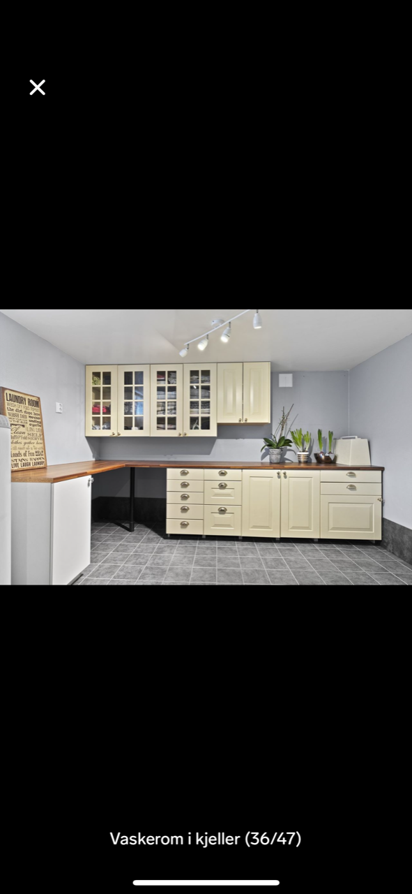 Stort og trivelig vaskerom i kjeller Galleribilde