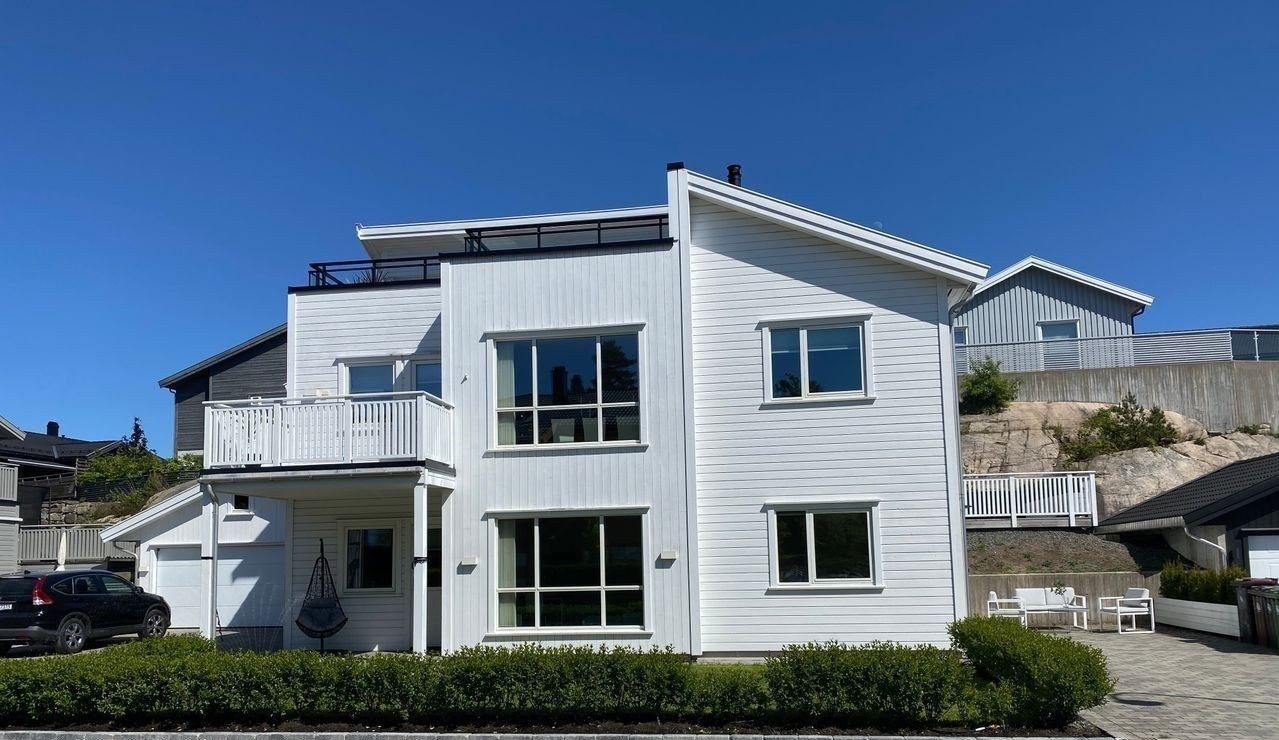 Leiligheten er i første etasje (de 2 nederste vinduene) Galleribilde