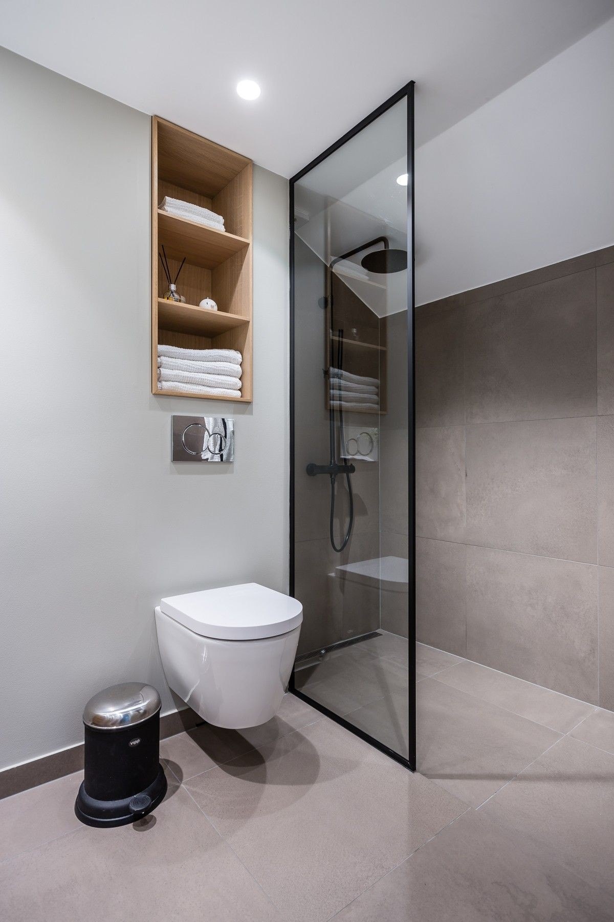 Dusjvegg og termostatstyrt dusjbatteri med tak- og hånddusj Galleribilde