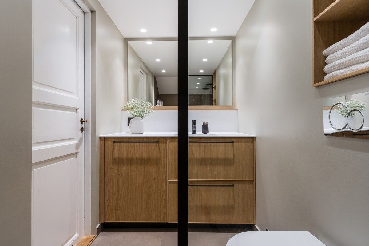 Delikat og moderne flislagt bad med 60x60 cm fliser på gulv Galleribilde