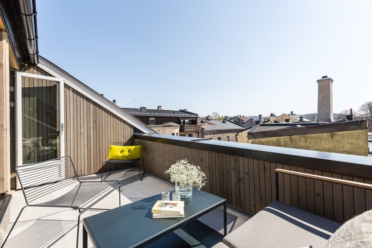 Terrassen vender ut mot bakgården og ligger usjenert og fritt til på toppen Galleribilde