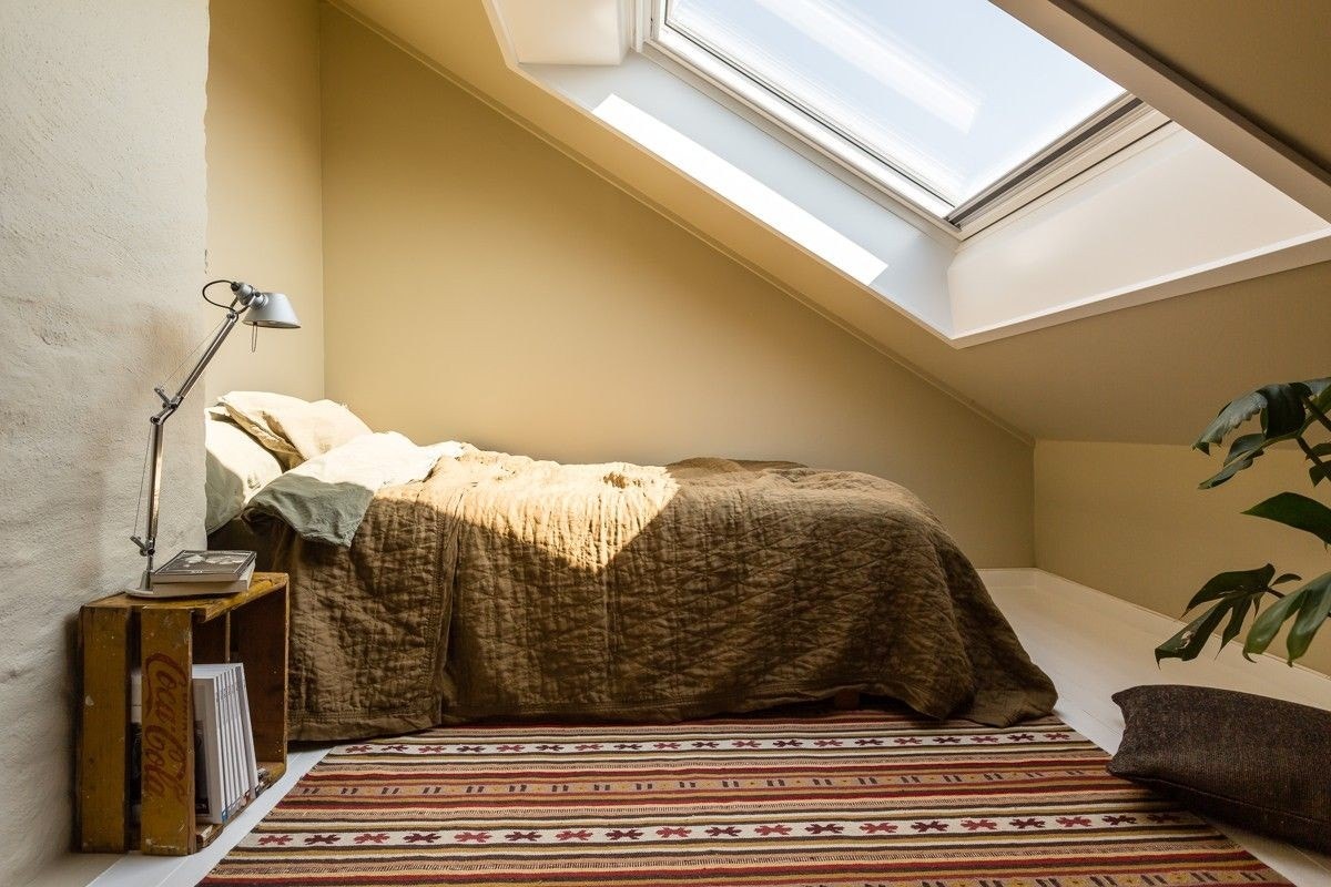 Soverom 2 har dobbelt seng på 160 cm, skrivepult og kleskommode. Galleribilde