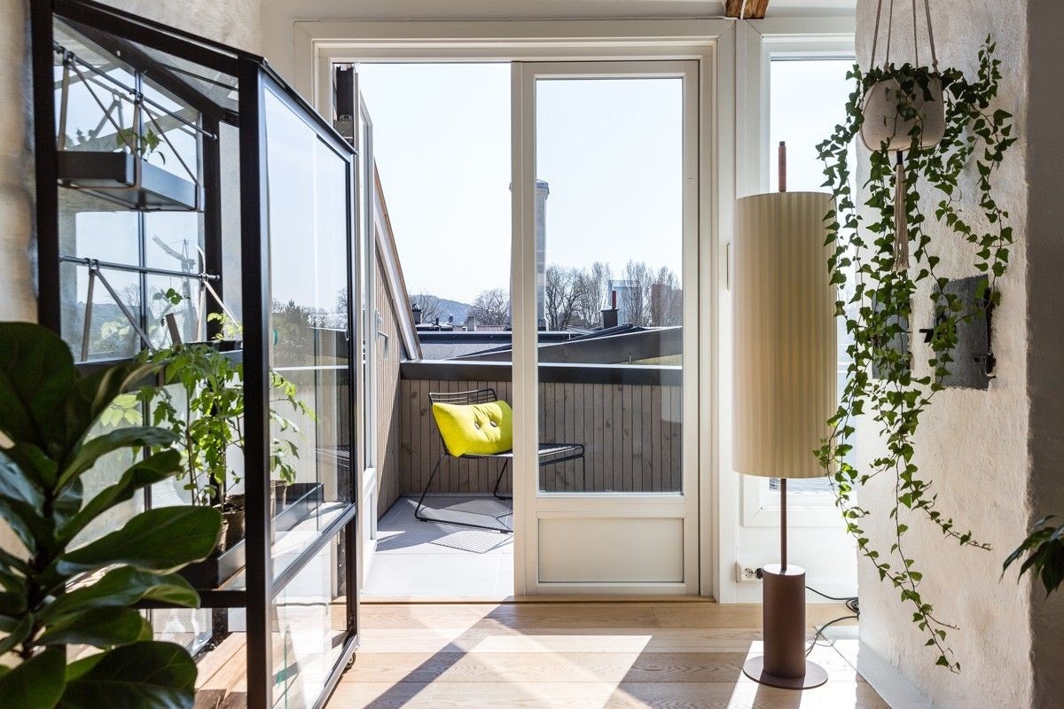 Store vindusflater ut mot terrassen fra stuen Galleribilde