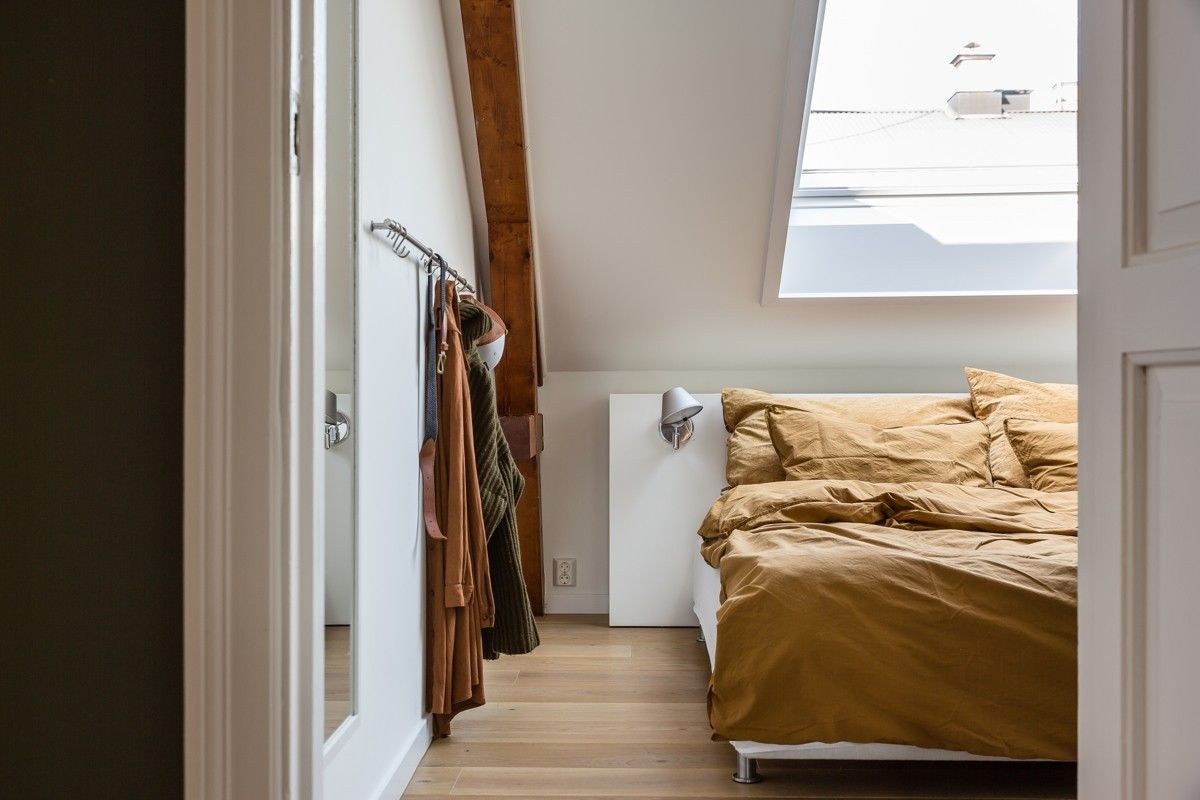 Soverom 1 har stor, helt ny Jensen dobbeltseng på 180 cm (55 000 kr kostnad) og plassbyggert garderrobe med masse lagringsplass Galleribilde