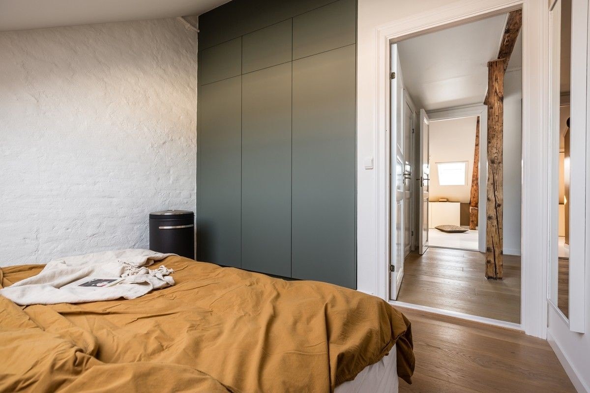 Soverom 1 med 2 stk Artemide Tolomeo Faretto vegglamper og 2 stk Evoline Qi trådløse ladeplater Galleribilde