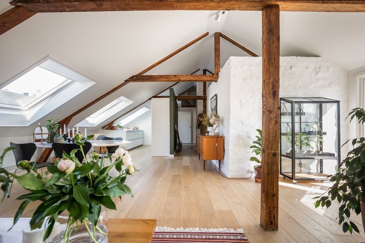 Orginale trebjelker med 3.5 meter takhøyde, velux takvinduer og lys fra terrassen Galleribilde