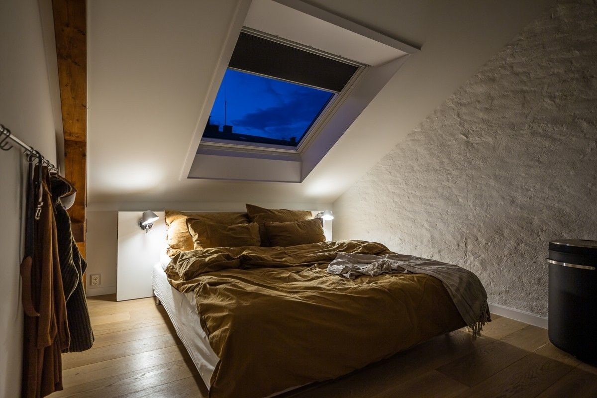 Soverom 1 med 2 stk Artemide Tolomeo Faretto vegglamper og 2 stk Evoline Qi trådløse ladeplater Galleribilde