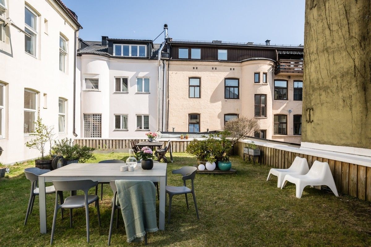 Idyllisk hage som er felleseie for de 4 sameierne i gården Galleribilde