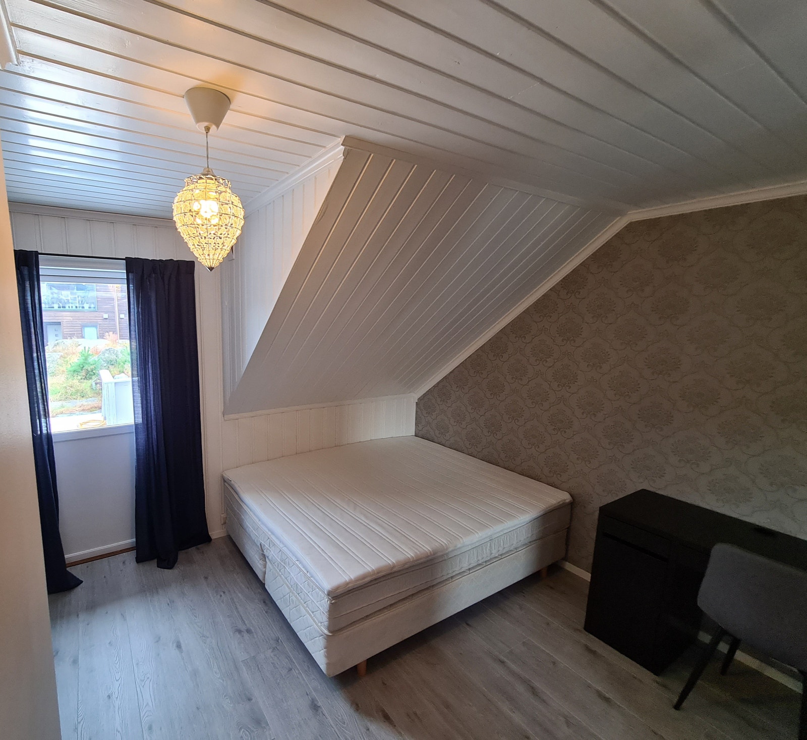 Soverom 2 (vindu og dør ut mot veranda) Galleribilde