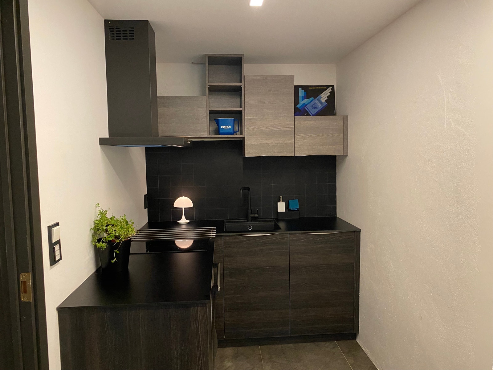 Kjøkken med induksjonsovn, kjøleskap og oppvaskmaskin Galleribilde