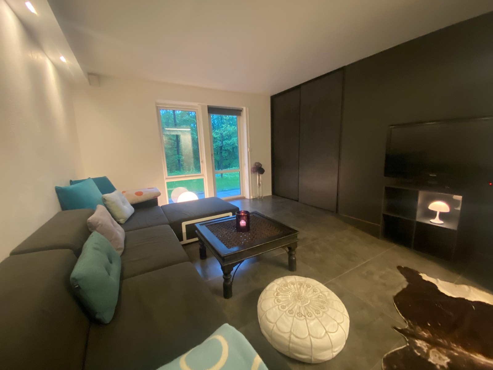 Stor stue med spiseplass med utgang til terrasse Galleribilde