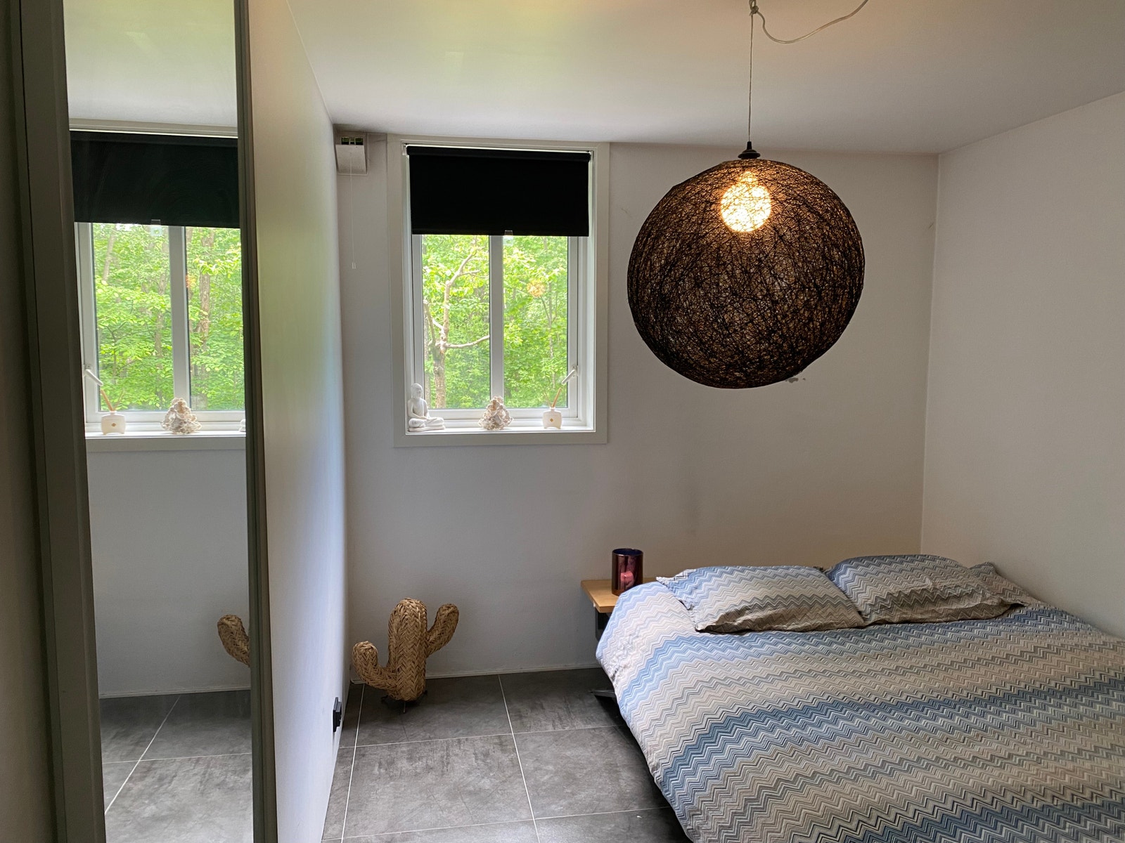 Stort soverom med skyvedørsgarderobeskap Galleribilde