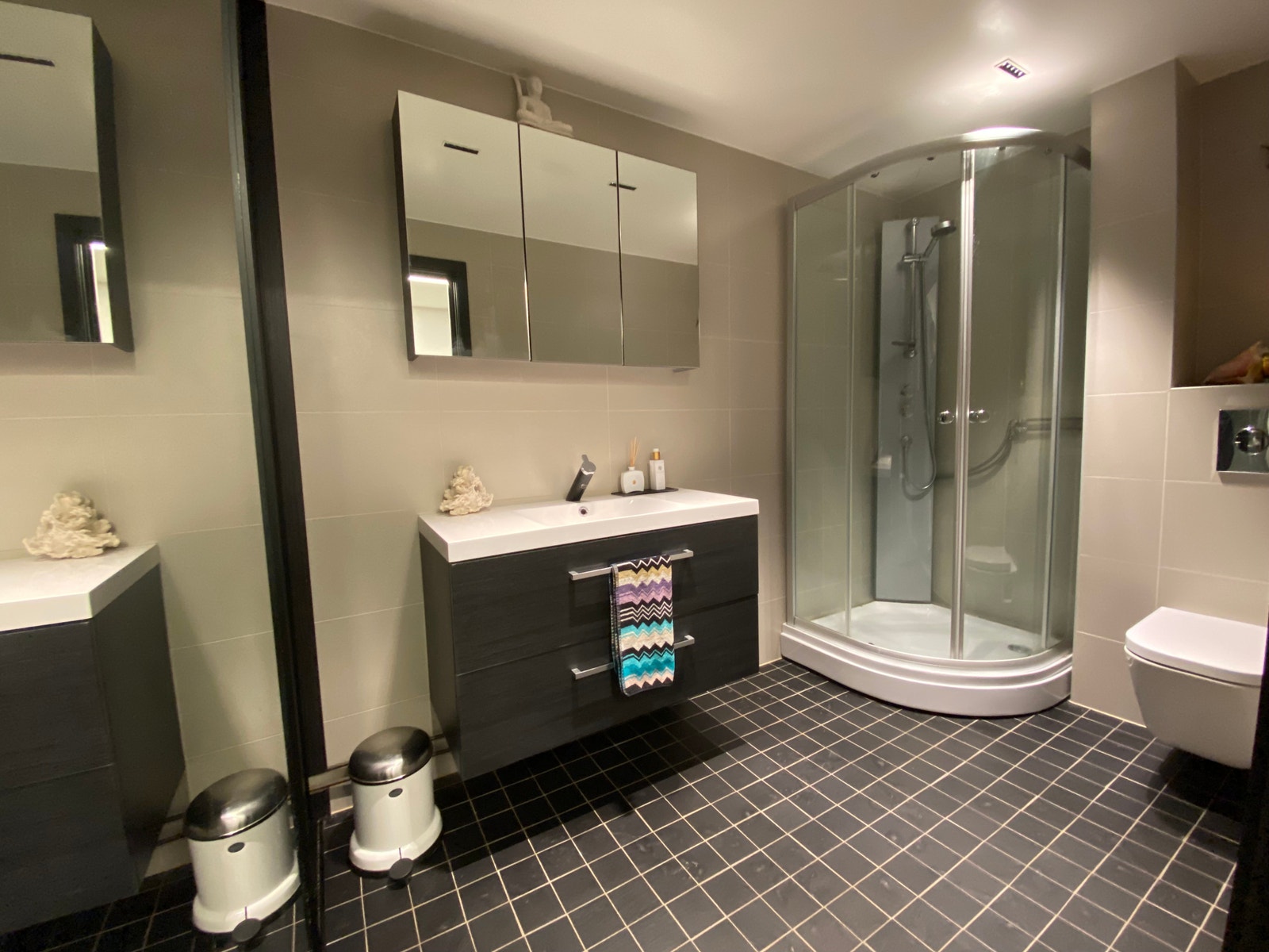 Flott bad med vaskemaskin skult bak skyvedør, varmekabler i alle gulv Galleribilde