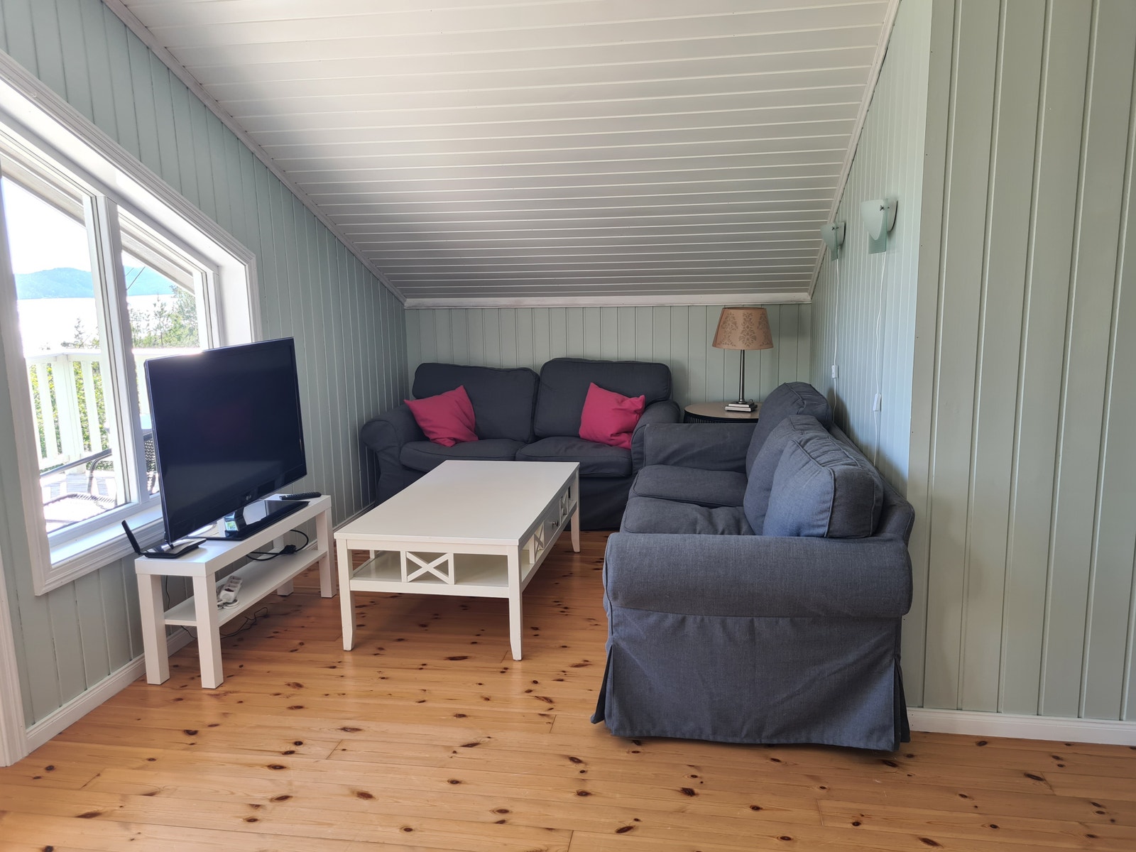 Liten stue oppe med TV. Galleribilde