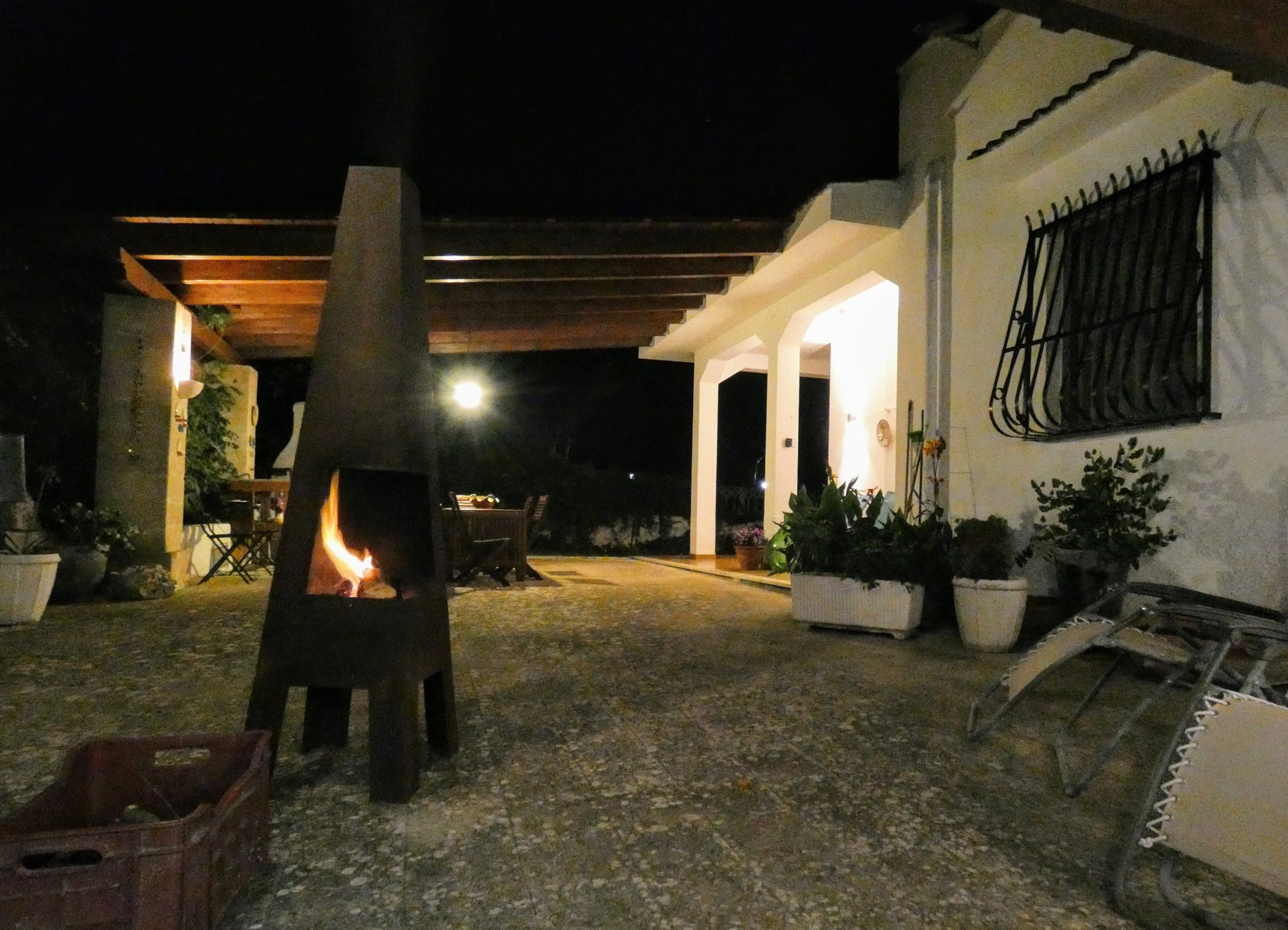 Kveldskos med fyr i uteovnen. Galleribilde