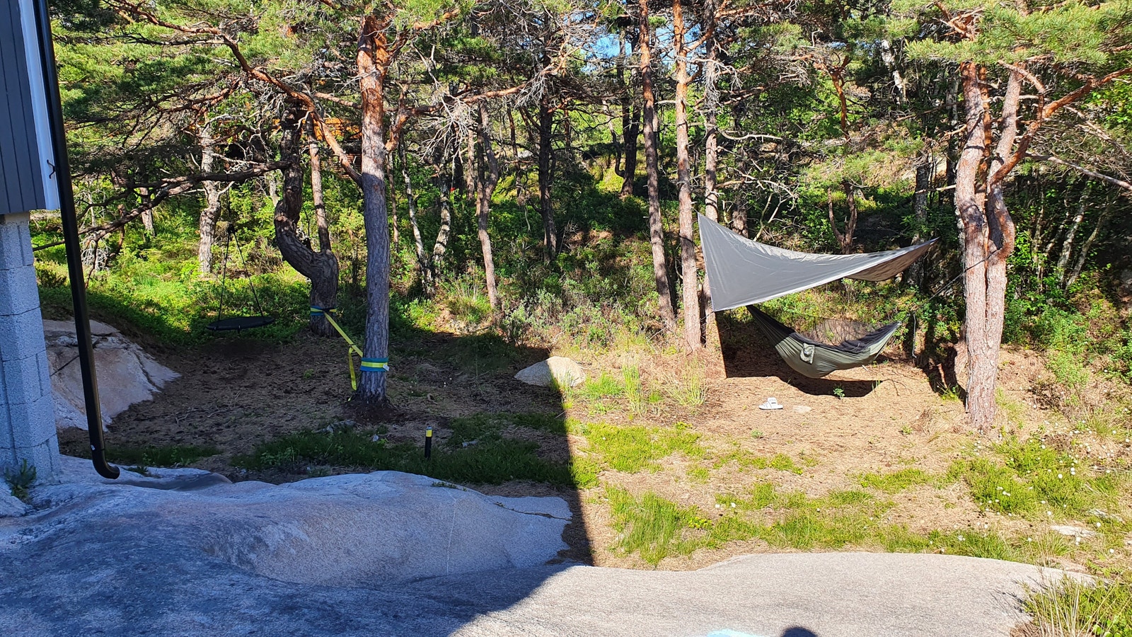 Sengeplass ute, samt huske for lettvektere Galleribilde