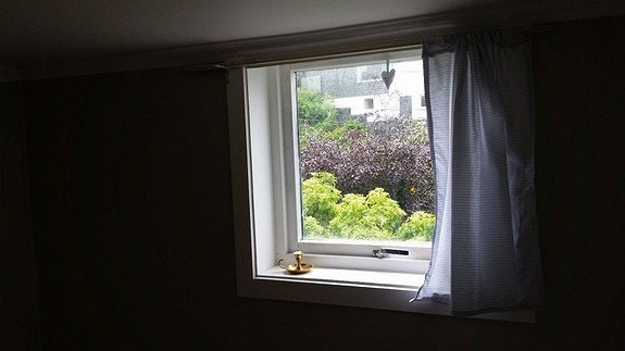 Hybel2. Vindu på" soverom" sett fra kjøkken mot vest. Galleribilde