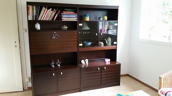 Hybel2. Ser stuen fra døren i gangen, mot sør vest. Kjøkken/soverom er bak denne veggen med inngang til venstre. Galleribilde