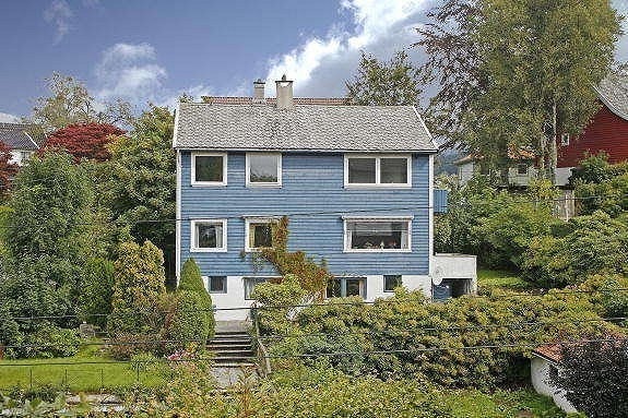 Hybel1 er i nordøst hjørnet i kjelleren til venstre på bildet. Hybel2 er i sørvest hjørnet i kjelleren til høyre på bildet og begge hyblene har egen inngang på nord siden(til venstre) av huset, dette bildet er tatt fra vest. Galleribilde