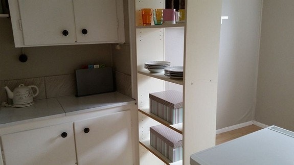 Hybel2. "Soverom"/kjøkken sett fra dør fra stuen mot sør vest. Galleribilde