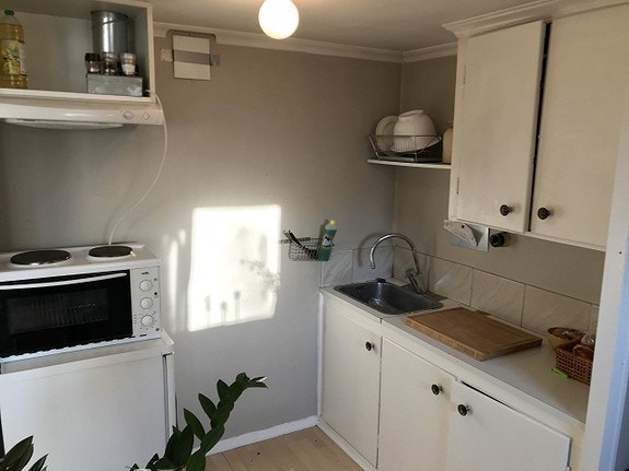 Hybel2. Ser kjøkkenet fra "soverommet/småstuen" mot sør øst. Galleribilde