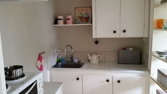 Hybel2. Kjøkkenet sett fra døren til stuen mot sør. Soverom er til høyre. Galleribilde