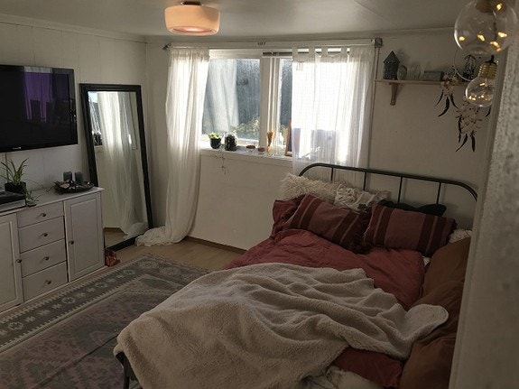 Hybel2. Ser stuen fra peisen, mot sør vest. Hvis en skal ha stor seng som på bildet må den stå i "stuen". Galleribilde